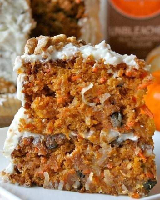 DOES ANYONE HERE ACTUALLY EAT CARROT CAKES?